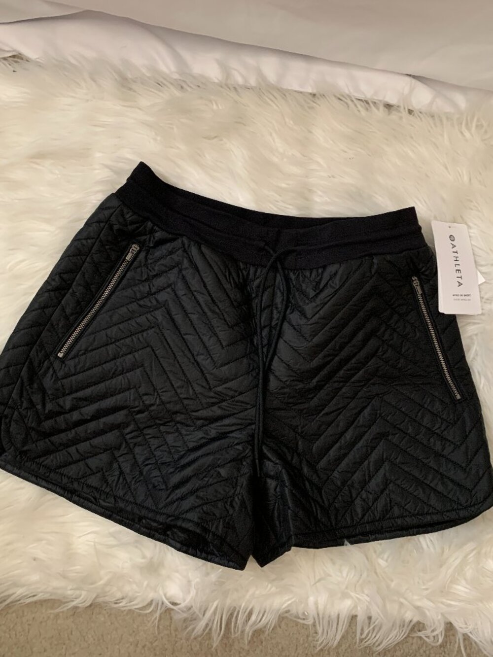 ATHLETA Apres Ski Quilted Shorts in Black Sz 4